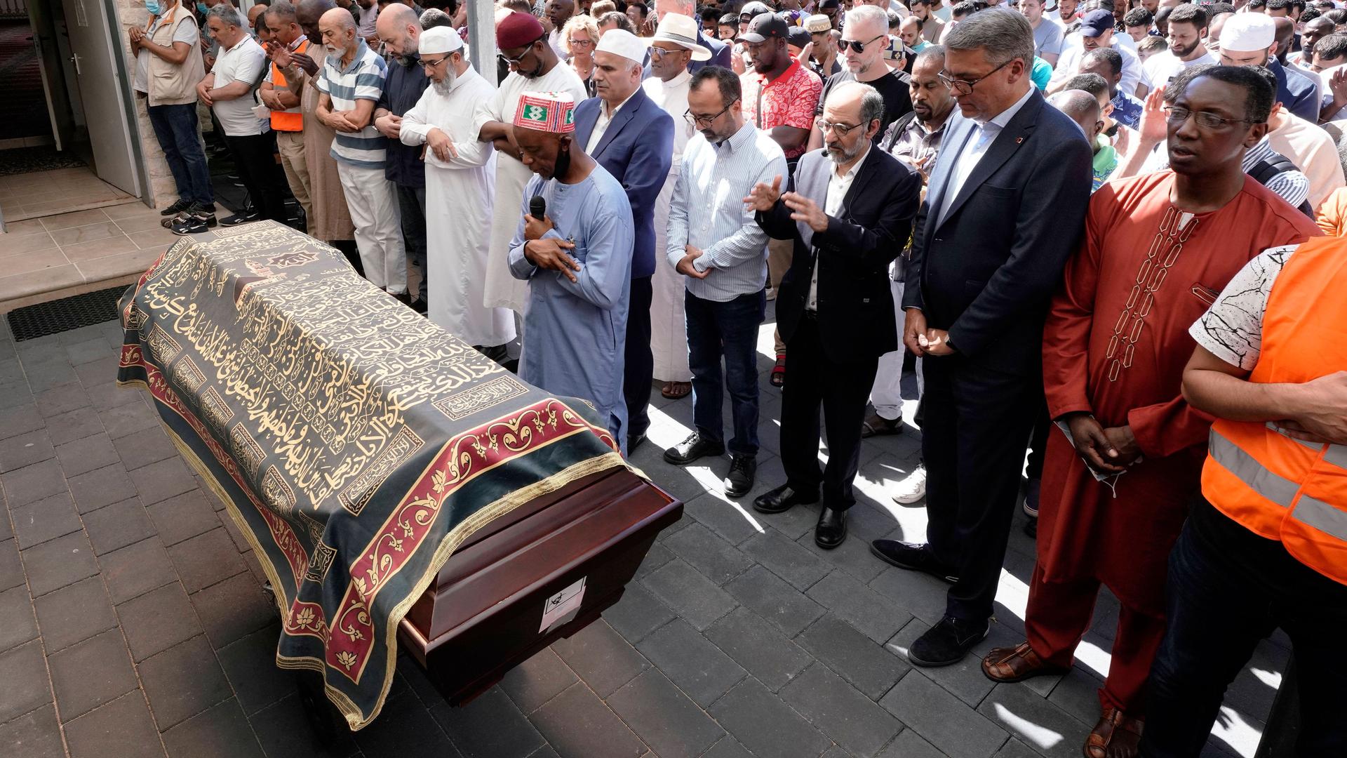 Trauerfeier am Freitag 12.08.2022 am Sarg des erschossenen 16-jährigen Geflüchteten im Innenhof der Abu-Bakr-Moschee in der Dortmunder Nordstadt