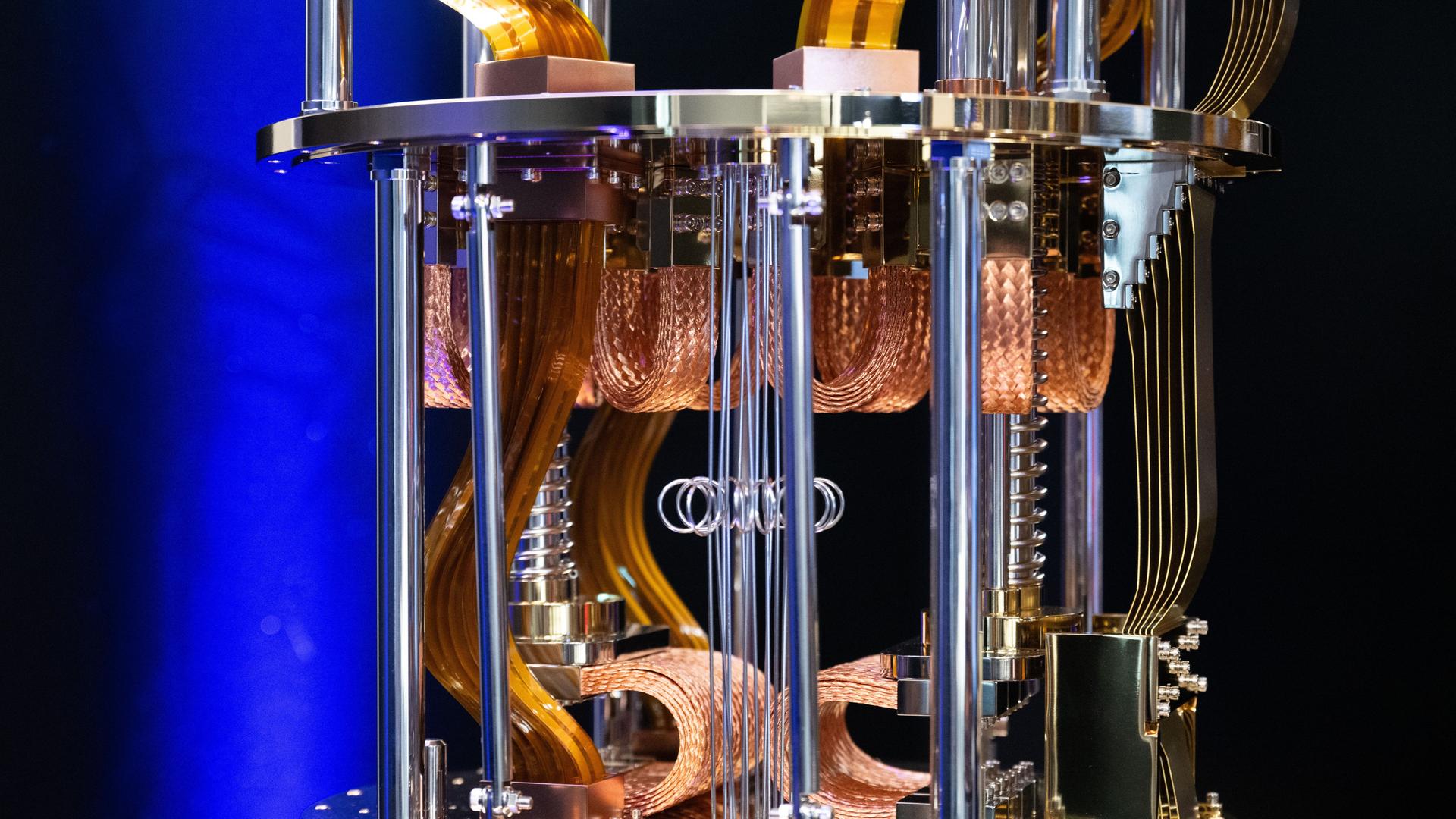 Modell der Quanten-Chip-Aufhängung eines Quantum System Two Quantencomputers von IBM.