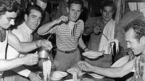 Italienische Arbeitnehmer essen 1960 in ihrer Unterkunft Spaghetti.