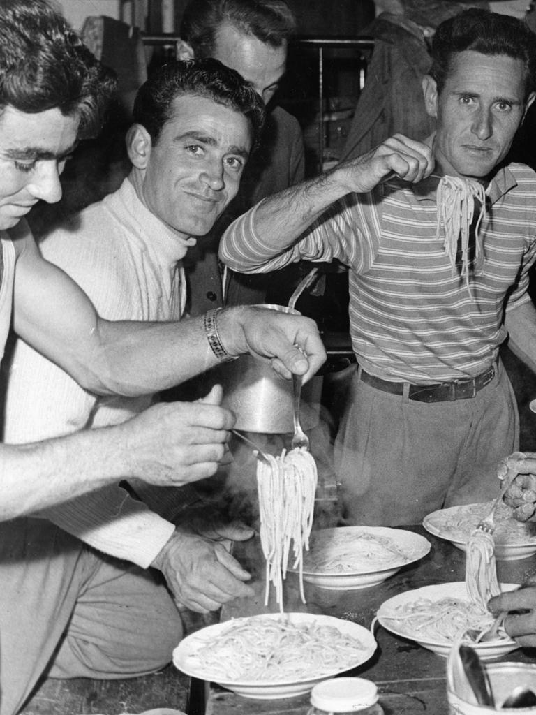 Italienische Arbeitnehmer essen 1960 in ihrer Unterkunft Spaghetti.