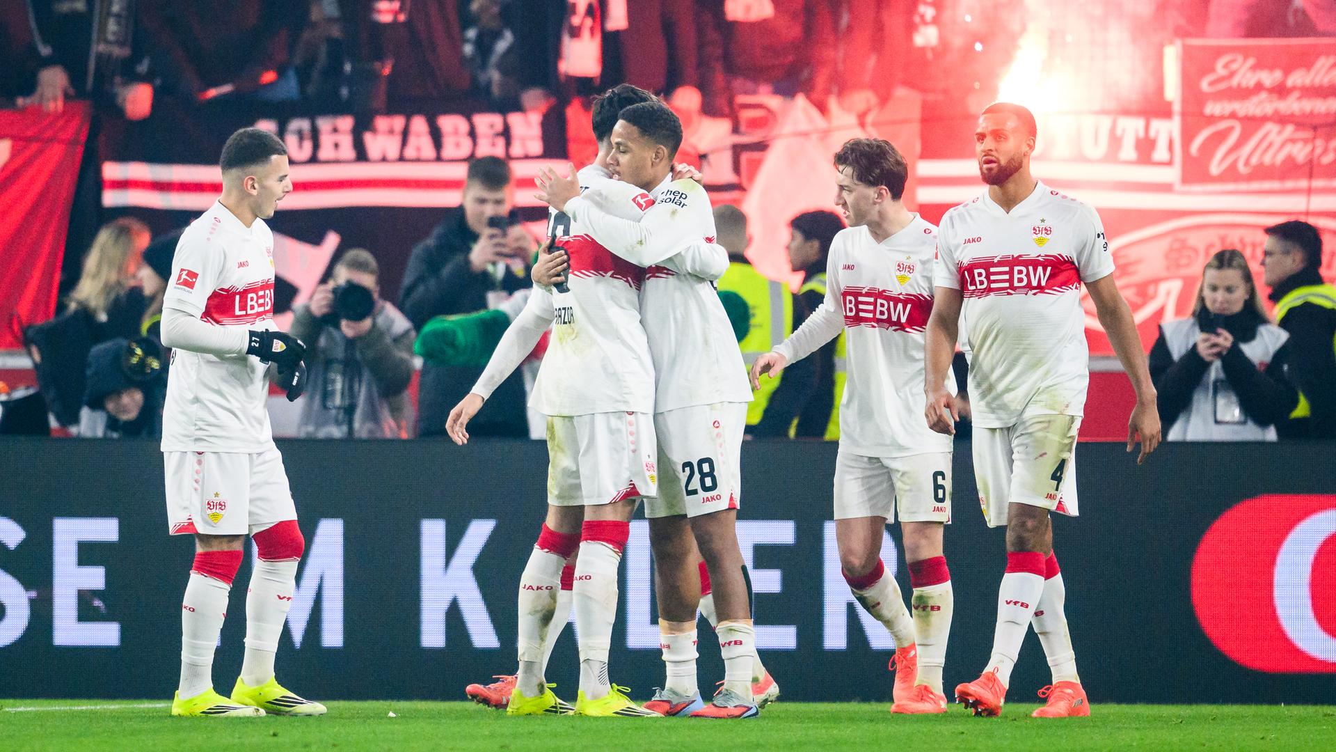 Nikolas Nartey (VfB Stuttgart) jubelt nach seinem Tor zum 3:2 mit der Mannschaft.