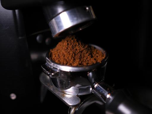 Eine Siebträgermaschine wird mit Espresso befüllt. Eine Siebträgermaschine wird mit Espresso befüllt.