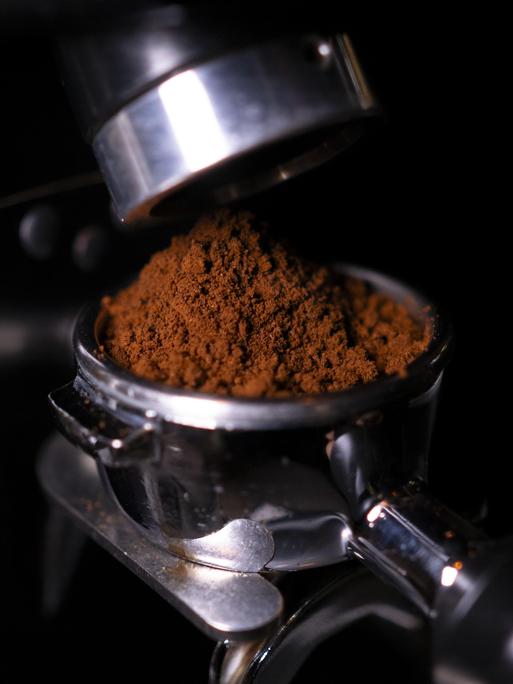 Eine Siebträgermaschine wird mit Espresso befüllt. Eine Siebträgermaschine wird mit Espresso befüllt.