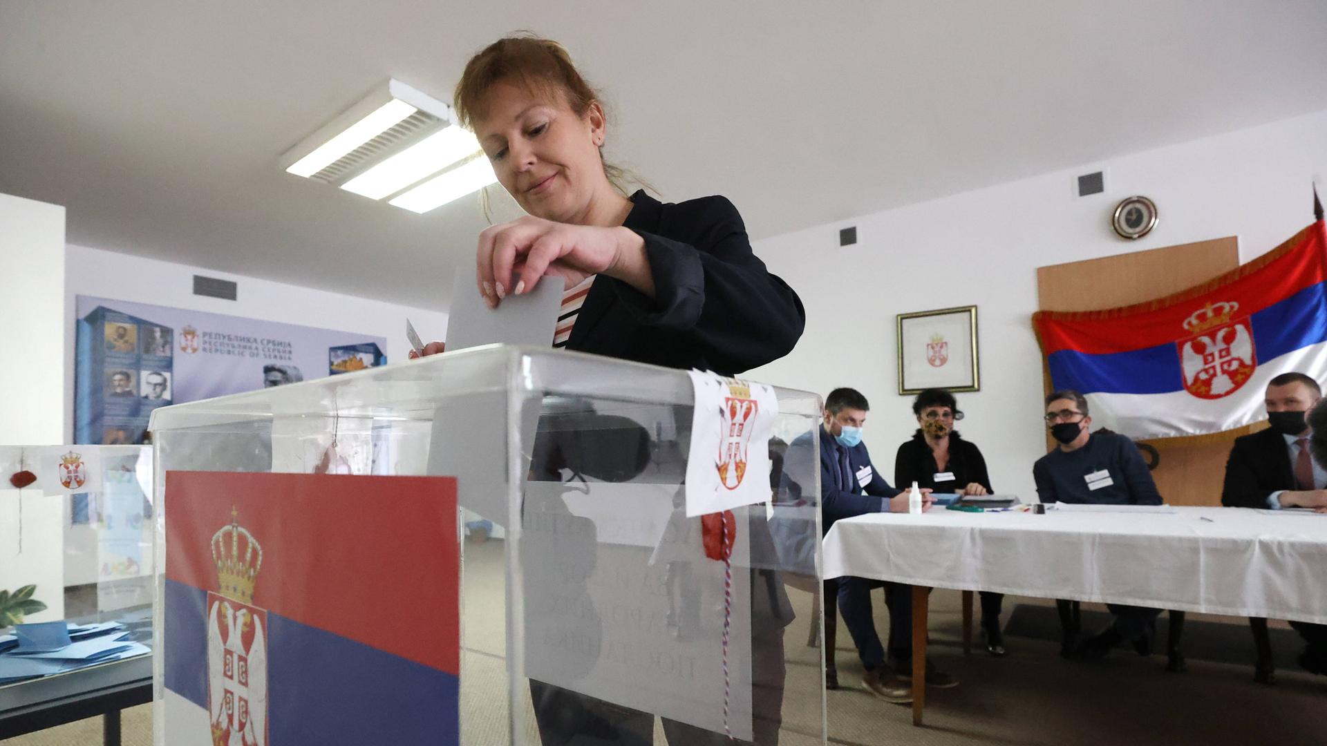 Eine Frau gibt ihre Stimme bei den Wahlen in Serbien ab