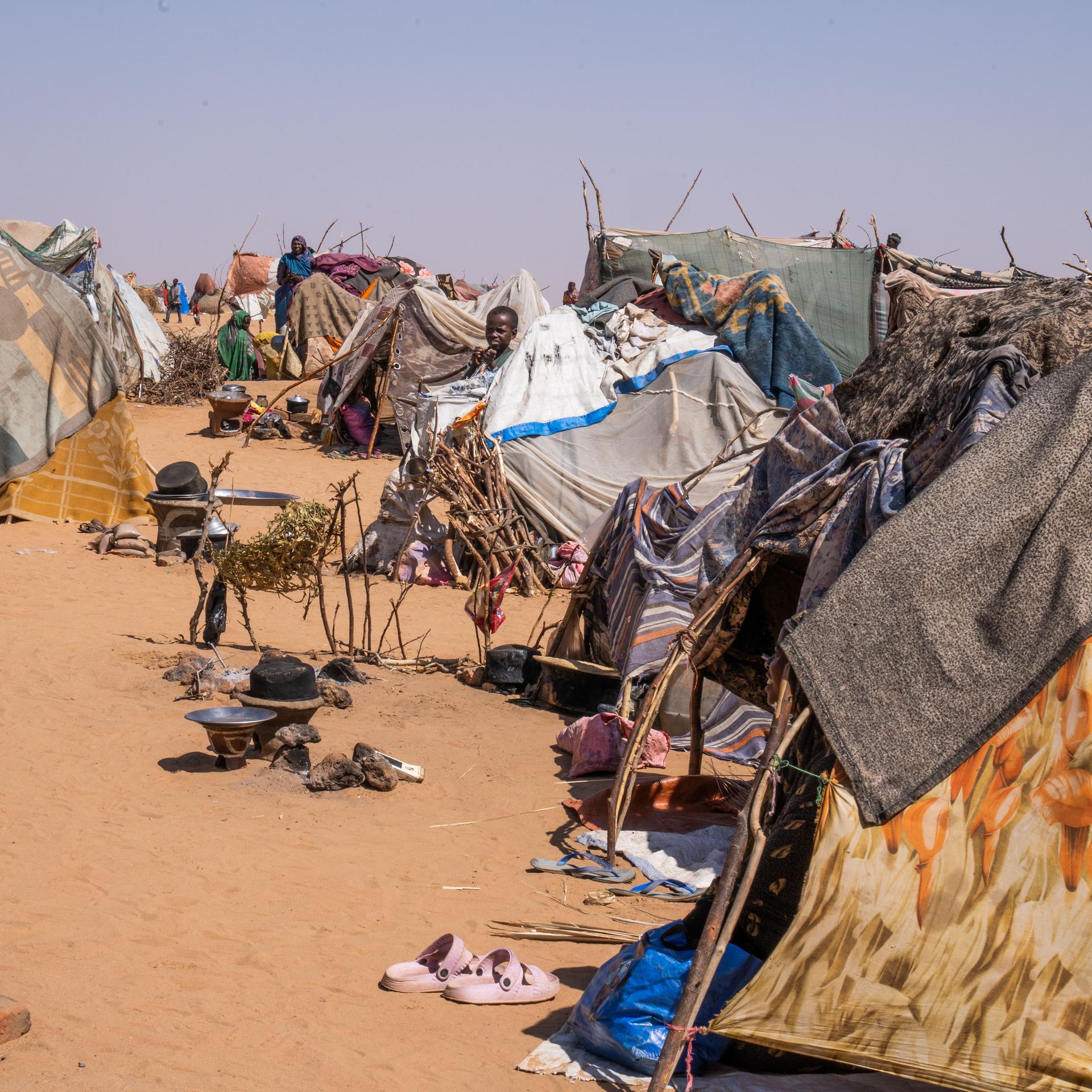 Sudan, Tawila: Dieses mit einem Mobiltelefon aufgenommene Foto zeigt Zelte, in denen Vertriebene untergebracht sind, die kürzlich in die Region Tawila im Sudan geflohen sind. 