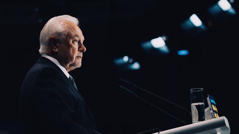 Wolfgang Kubicki steht in einem dunklen Saal an einem Rednerpult und blickt ernst Wolfgang Kubicki steht in einem dunklen Saal an einem Rednerpult und blickt ernst