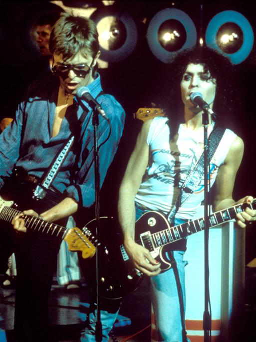David Bowie spielt zusammen bei einem Auftritt mit Marc Bolan in seiner Show.