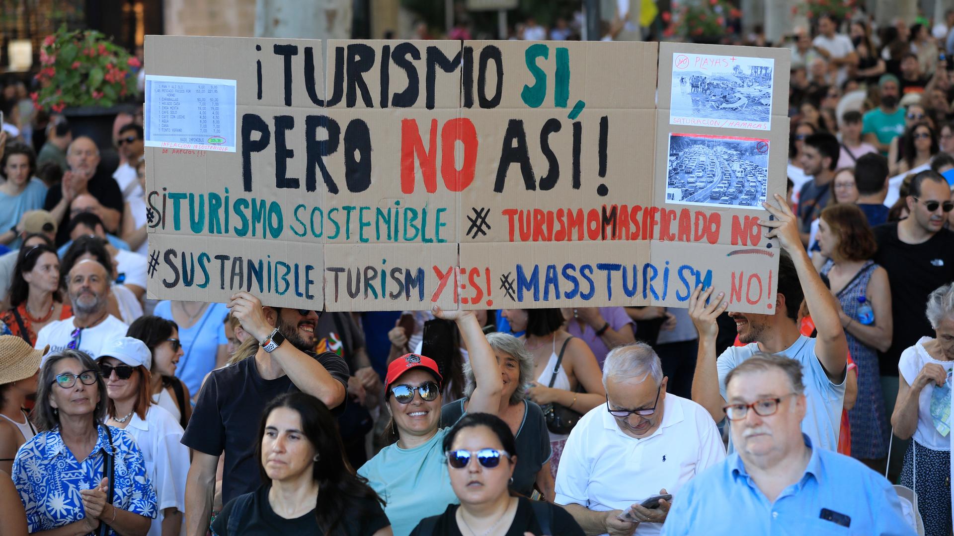 Einwohner nehmen an einer Demonstration gegen den Massentourismus auf Mallorca teil. Einwohner nehmen an einer Demonstration gegen den Massentourismus auf Mallorca teil.