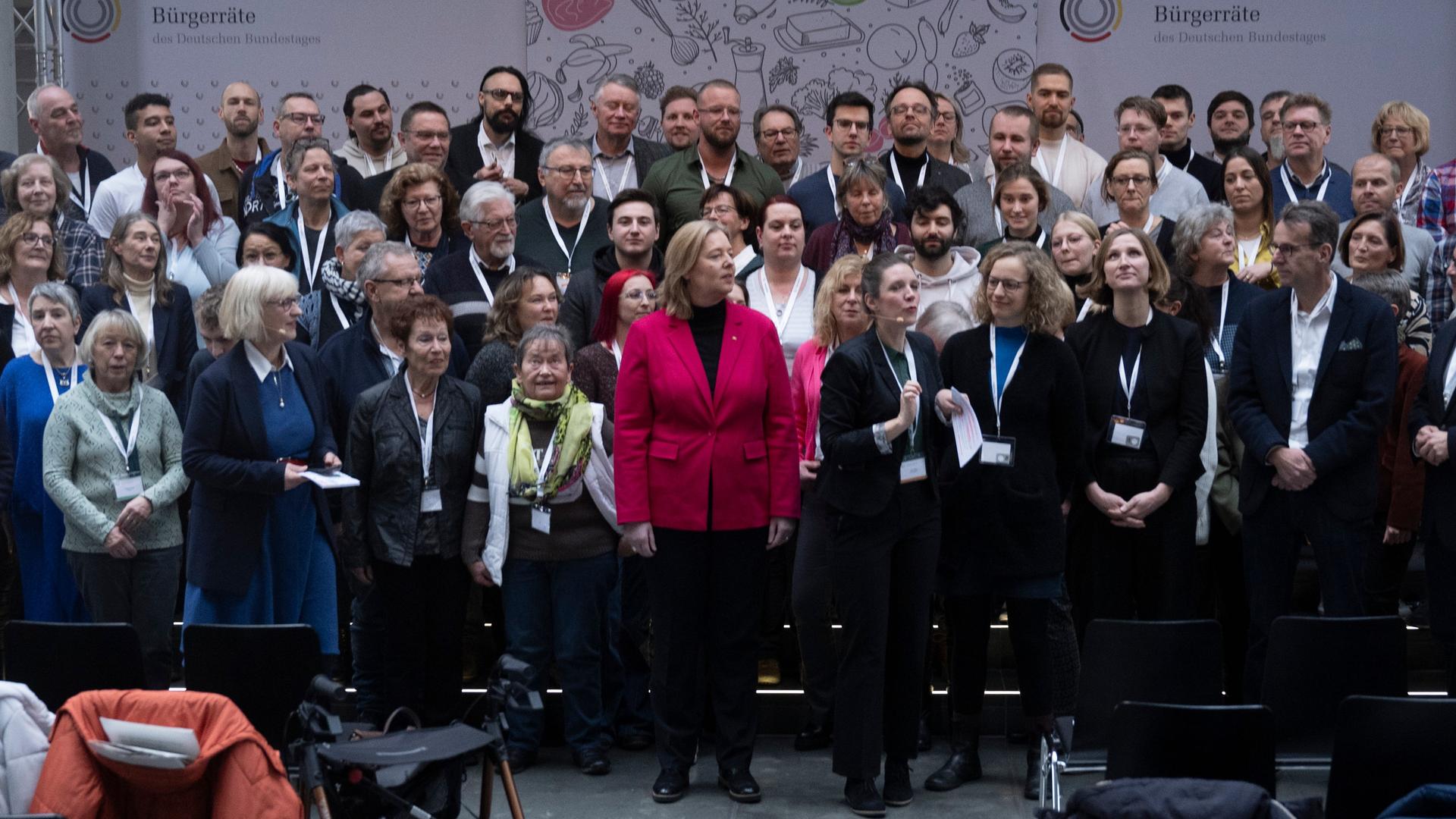 Mitglieder des Bürgerrats "Ernährung im Wandel" stehen mit Bärbel Bas (SPD, M), Präsidentin des Deutschen Bundestages, für ein Gruppenfoto zusammen.