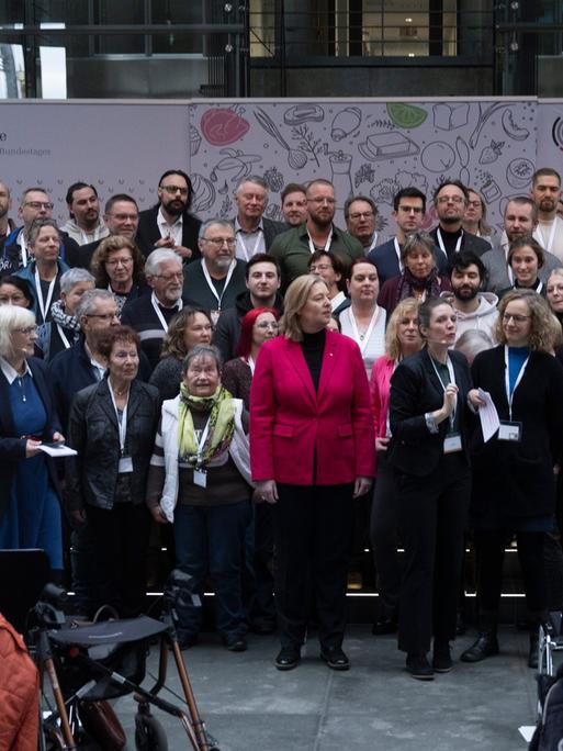 Mitglieder des Bürgerrats "Ernährung im Wandel" stehen mit Bärbel Bas (SPD, M), Präsidentin des Deutschen Bundestages, für ein Gruppenfoto zusammen.