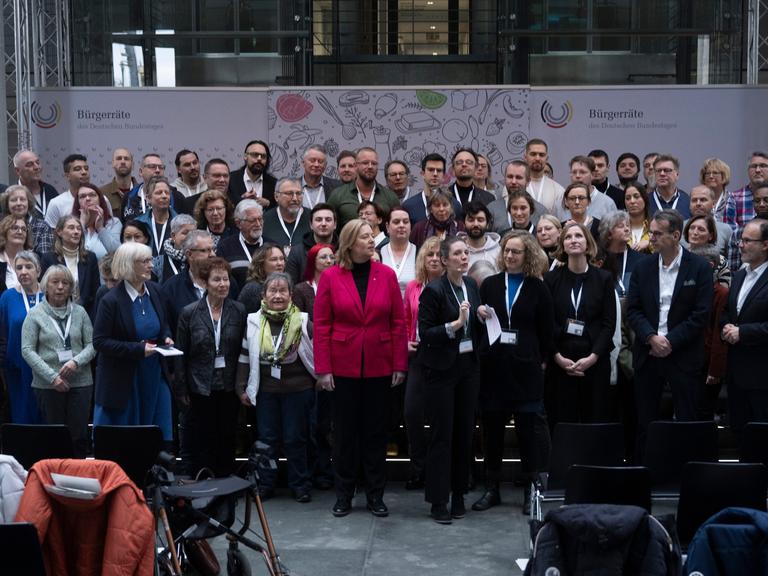 Mitglieder des Bürgerrats "Ernährung im Wandel" stehen mit Bärbel Bas (SPD, M), Präsidentin des Deutschen Bundestages, für ein Gruppenfoto zusammen.