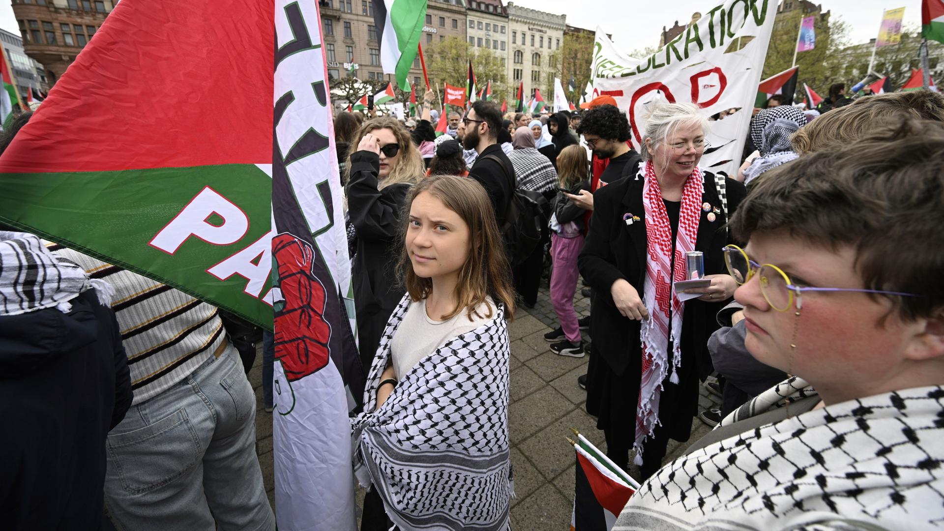 Die Klimaaktivistin Greta Thunberg auf einer Demonstration gegen die Teilnahme Israels am ESC im schwedischen Malmö. Sie hat sich ein Palästinensertuch um die Schultern gelegt.
