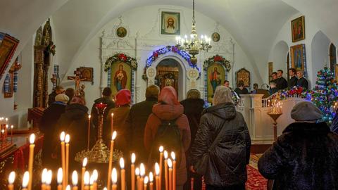 Menschen in Kiew nehmen an einem Weihnachtsgottesdienst im St. Michaelskloster teil.