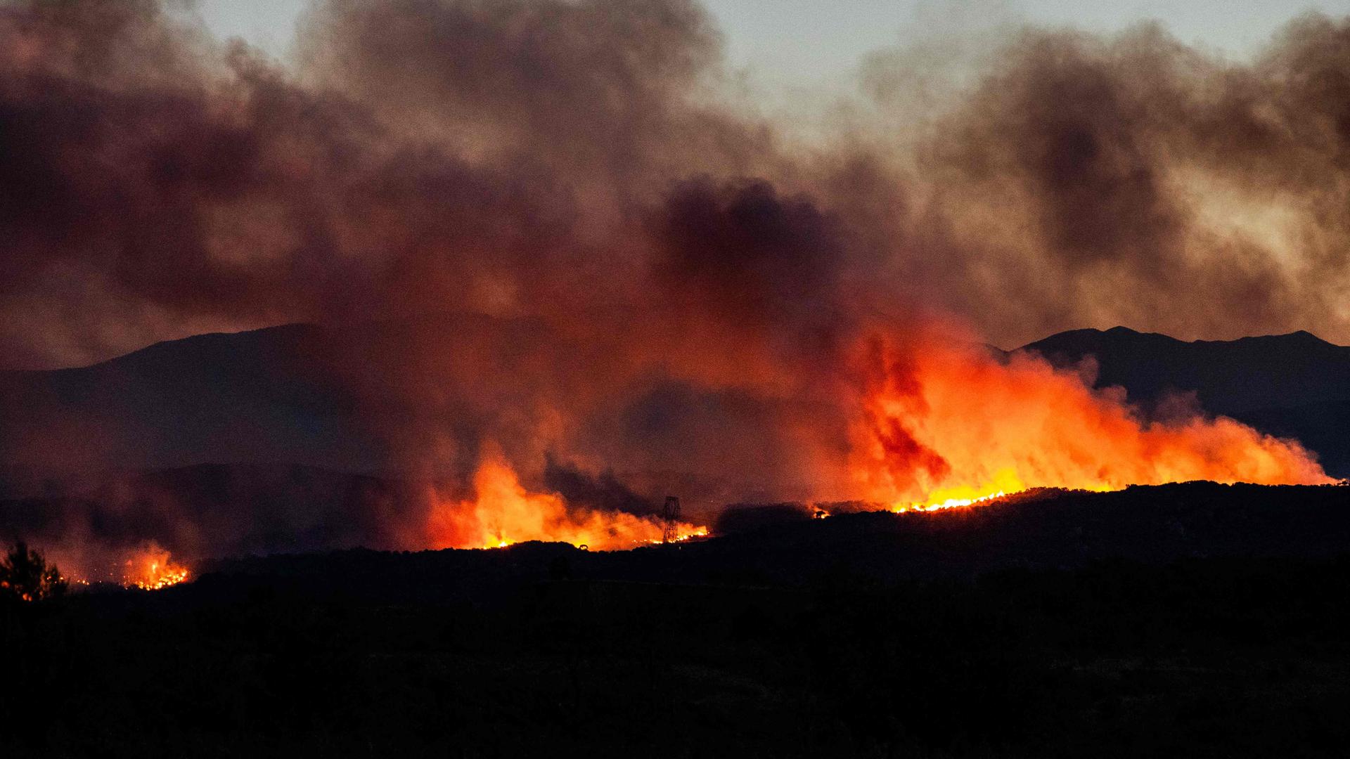 Qualmwolken eines Waldbrandes in der Region Aspres verdunkeln den Himmel.