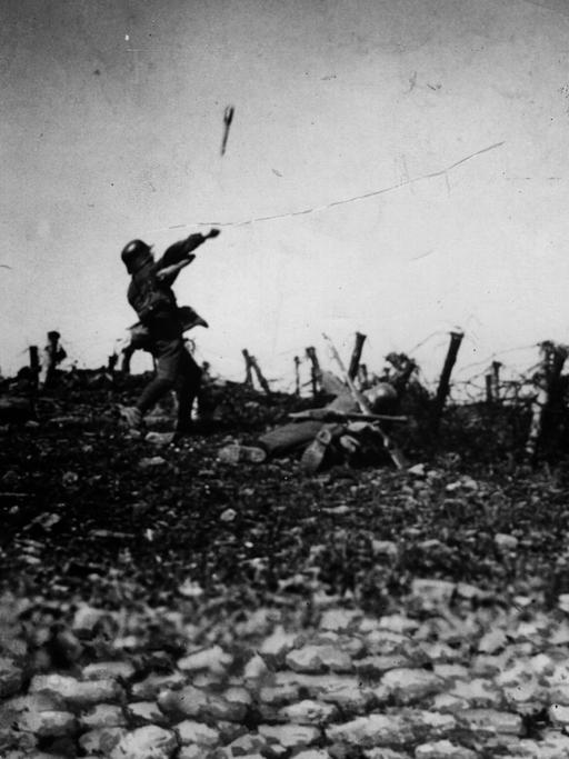 Historisches Schwarz-Weiß-Foto (ca. 1916) einer typischen Kriegsszene, wie sie Erich Maria Remarque im Roman "Im Westen nichts Neues" geschildert hat.