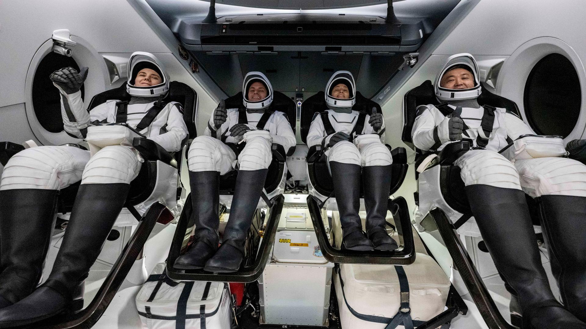 Das Foto zeigt von links nach rechts die russische Kosmonautin Anna Kikina, die NASA-Astronauten Josh Cassada und Nicole Mann, und den japanischen Astronauten Koichi Wakata an Bord eines "Crew Dragon" von SpaceX.