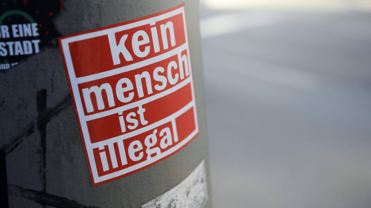 "Kein Mensch ist illegal"-Aufkleber in Hamburg klebt an einer Säule "Kein Mensch ist illegal"-Aufkleber in Hamburg klebt an einer Säule