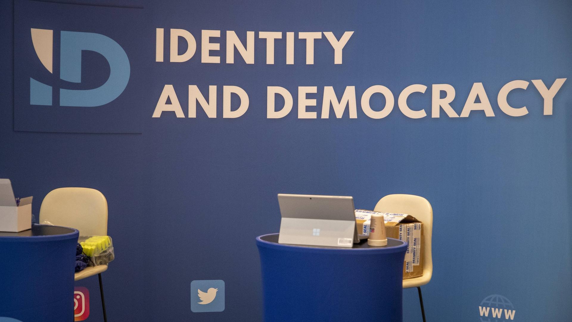 Zu sehen ist das Logo der politischen Bewegung "Identity and Democracy" (ID).