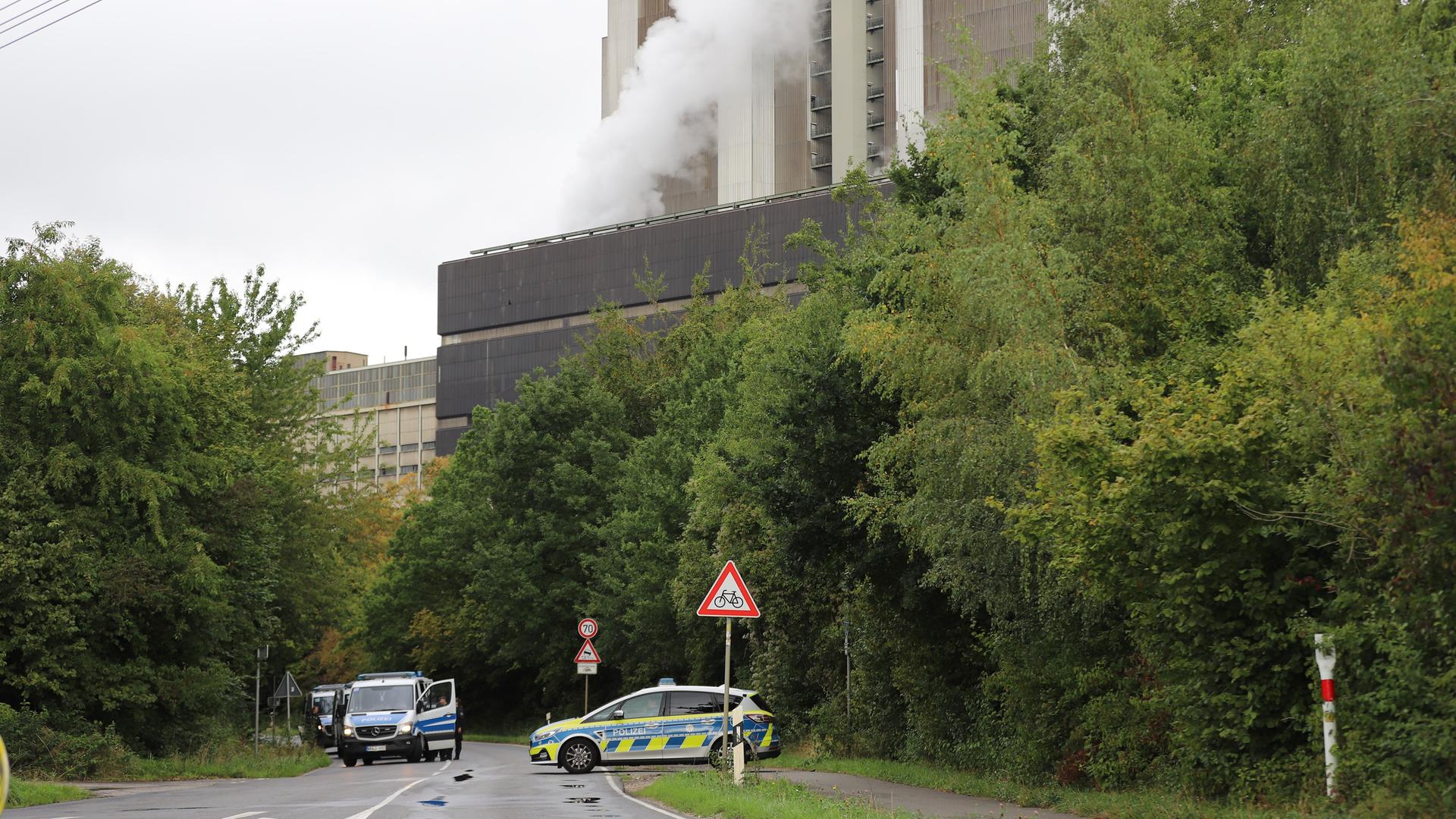 Polizeifahrzeuge stehen in der Nähe des Kraftwerks Weisweiler. Polizeifahrzeuge stehen in der Nähe des Kraftwerks Weisweiler.