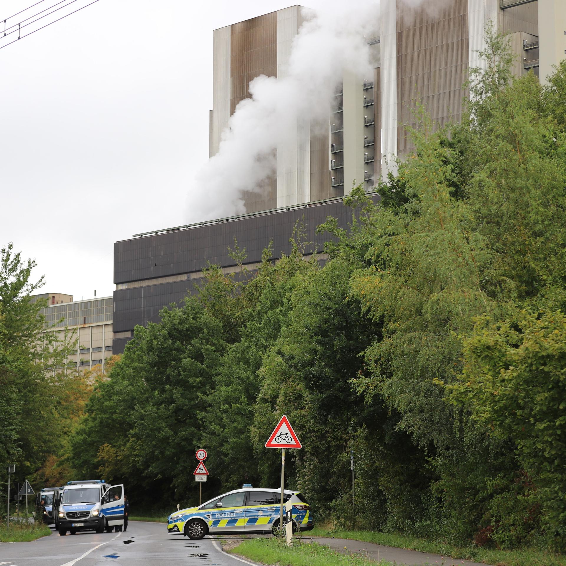 Polizeifahrzeuge stehen in der Nähe des Kraftwerks Weisweiler.