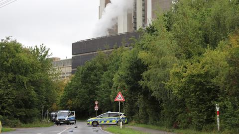 Polizeifahrzeuge stehen in der Nähe des Kraftwerks Weisweiler.