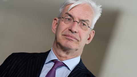 Porträt von Mathias Middelberg. Er trägt einen Anzug mit Krawatte und ein Brille. 