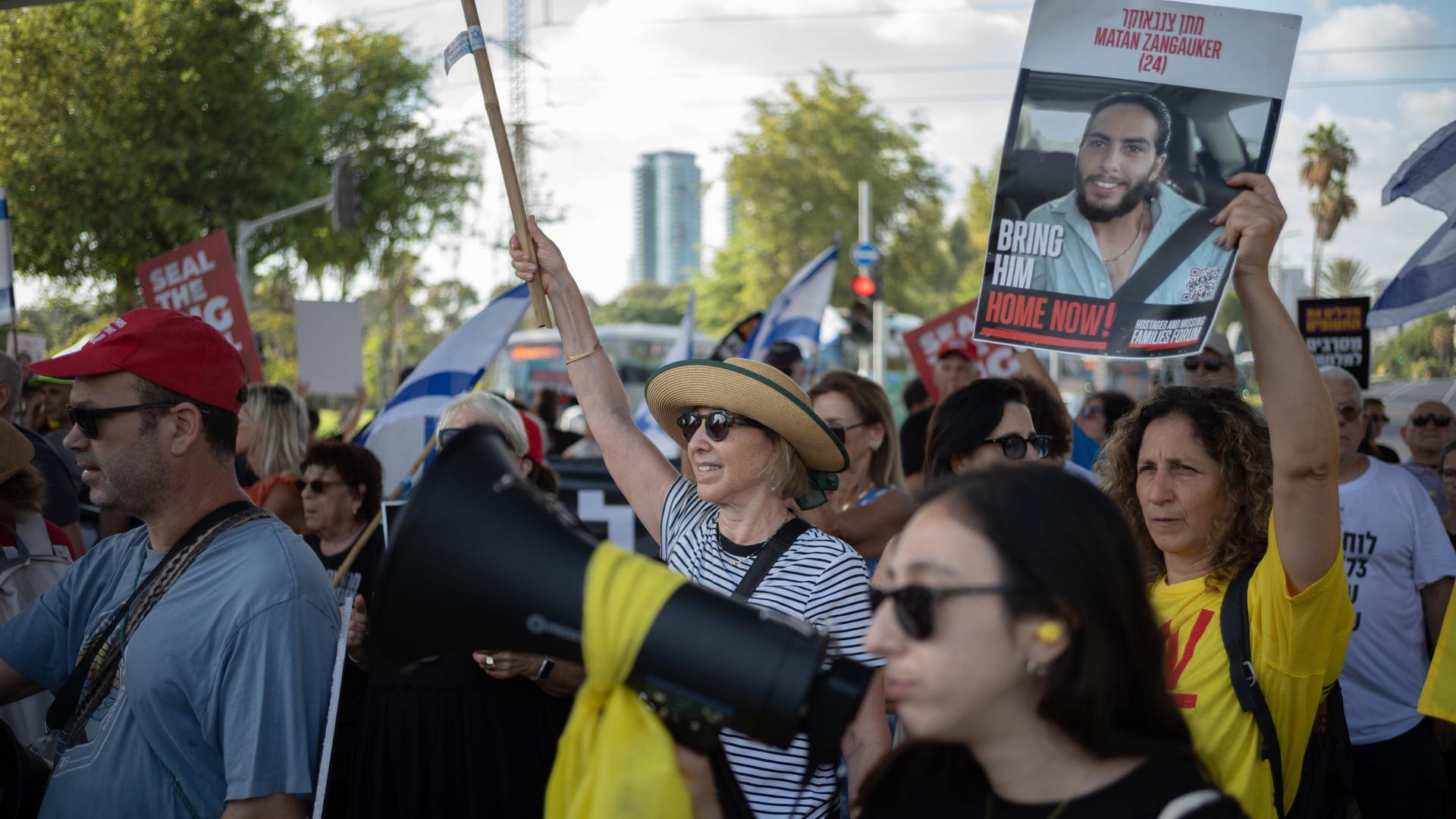 Das Foto zeigt Menschen in Tel Aviv. Sie protestieren und blockieren Straßen, um die Beendigung des Krieges gegen Gaza und die Freilassung der Geiseln zu fordern.