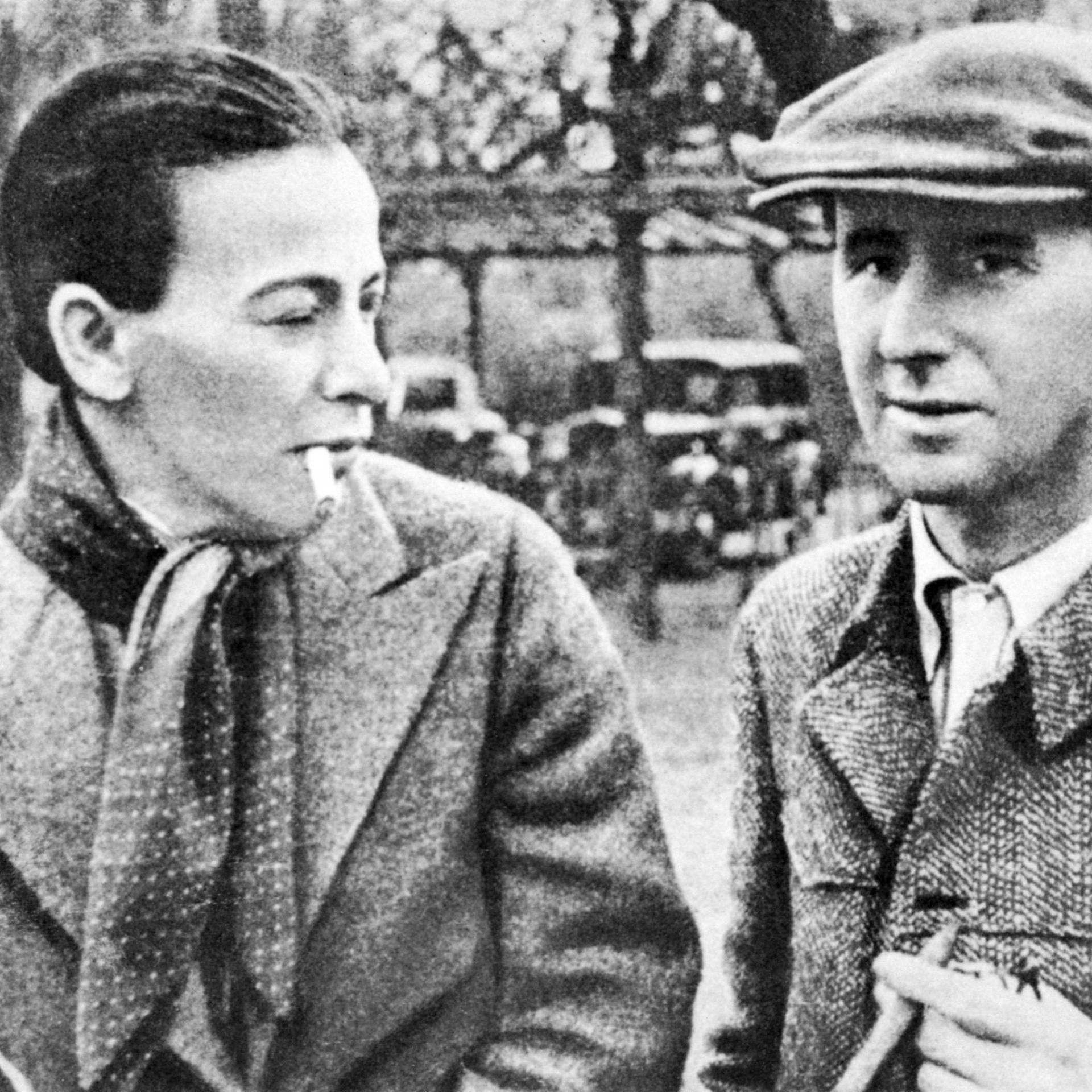Schwarz-Weiß-Foto einer jungen Frau mit Zigarette und eines jungen Mannes mit Schirmmütze. Es handelt sich um die Schauspielerin Helene Weigel und den Dichter Bert Brecht