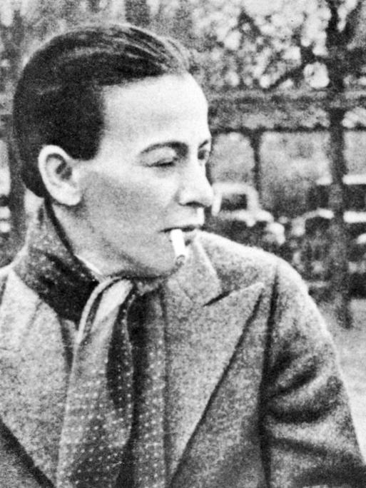 Schwarz-Weiß-Foto einer jungen Frau mit Zigarette und eines jungen Mannes mit Schirmmütze. Es handelt sich um die Schauspielerin Helene Weigel und den Dichter Bert Brecht