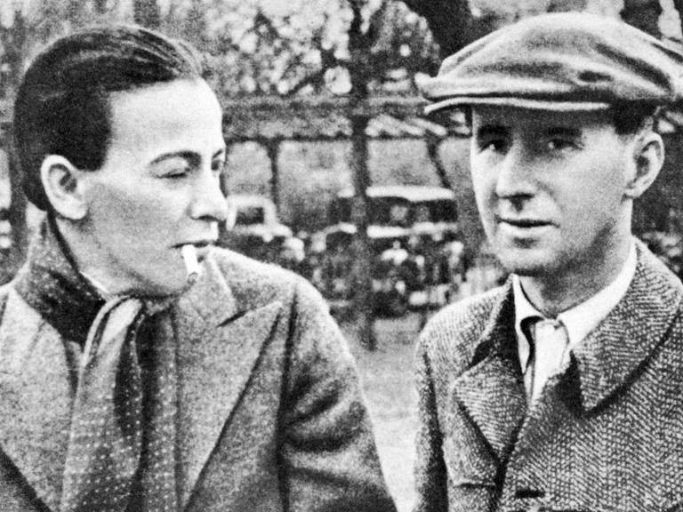Schwarz-Weiß-Foto einer jungen Frau mit Zigarette und eines jungen Mannes mit Schirmmütze. Es handelt sich um die Schauspielerin Helene Weigel und den Dichter Bert Brecht