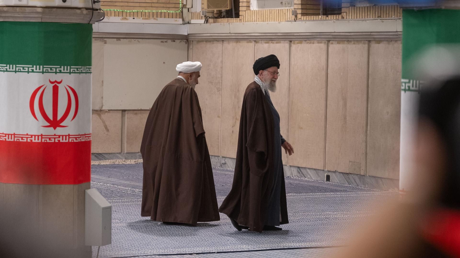 Irans Religionsführer Ajatollah Chamenei neben seinem Bürochef Mohammed Mohammadi Golpajegani Irans Religionsführer Ajatollah Chamenei neben seinem Bürochef Mohammed Mohammadi Golpajegani