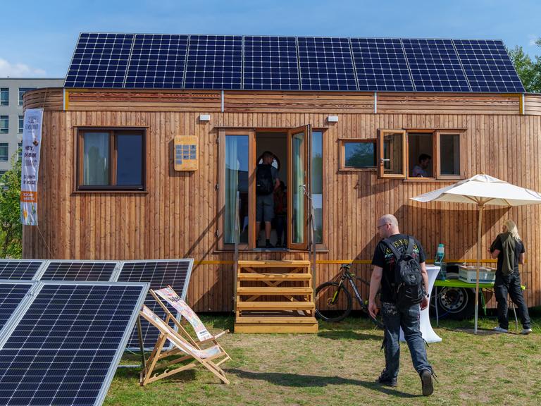 Das Event Tiny House "Ferdinand" des Veranstalters als Öko-Stromquelle für die Messe sowie Muster-Tiny-House des österreichischen Herstellers Wohnwagon. 