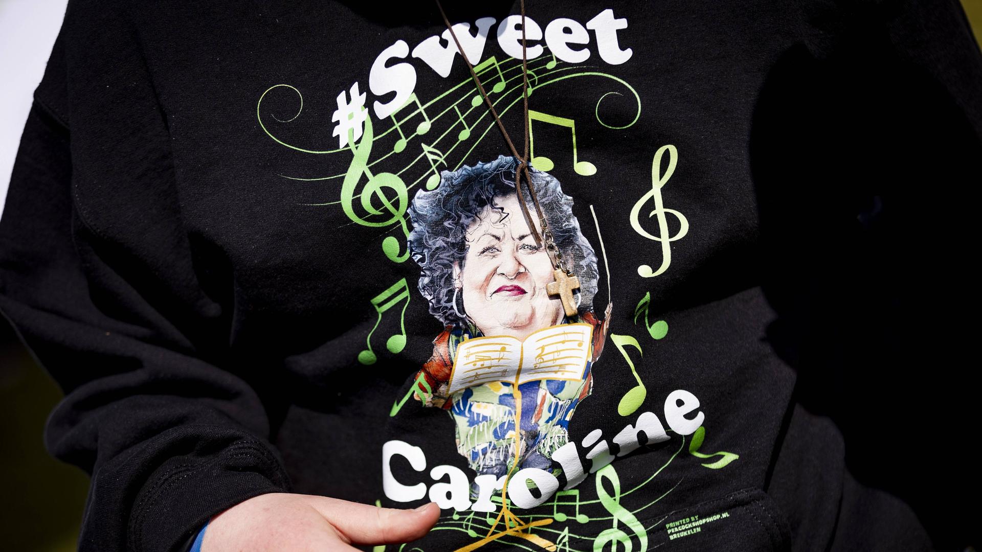 Ein Pullover mit einer Illustration von Caroline van der Plas von der Bauer-Bürger-Bewegung in den Niederlanden. Er trägt die Aufschrift: "Sweet Caroline". 2023