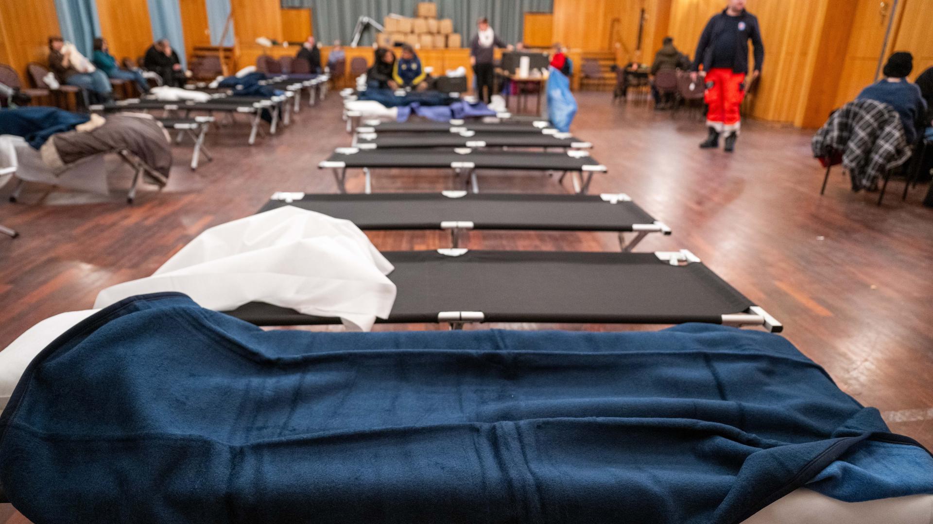 Im Bürgersaal vom Bezirksamt Zehlendorf sind Feldbetten aufgebaut.