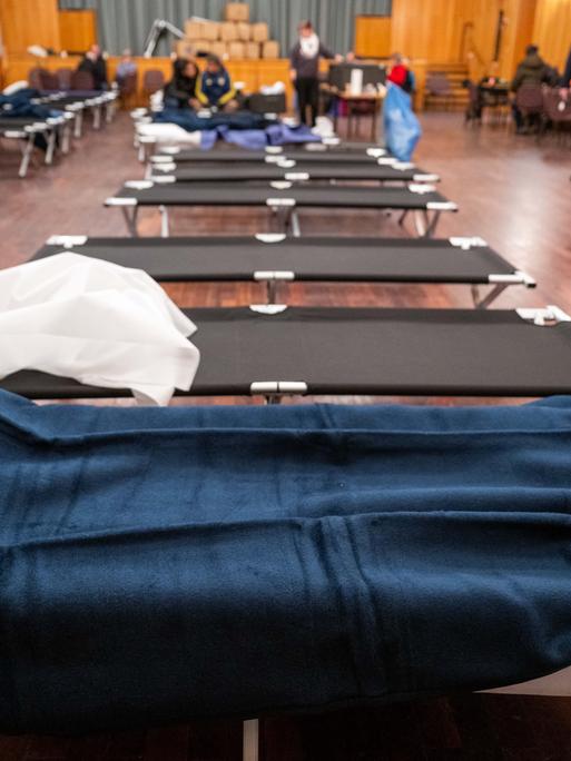 Im Bürgersaal vom Bezirksamt Zehlendorf sind Feldbetten aufgebaut.