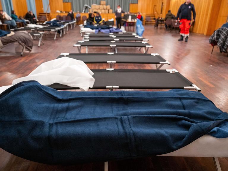 Im Bürgersaal vom Bezirksamt Zehlendorf sind Feldbetten aufgebaut.