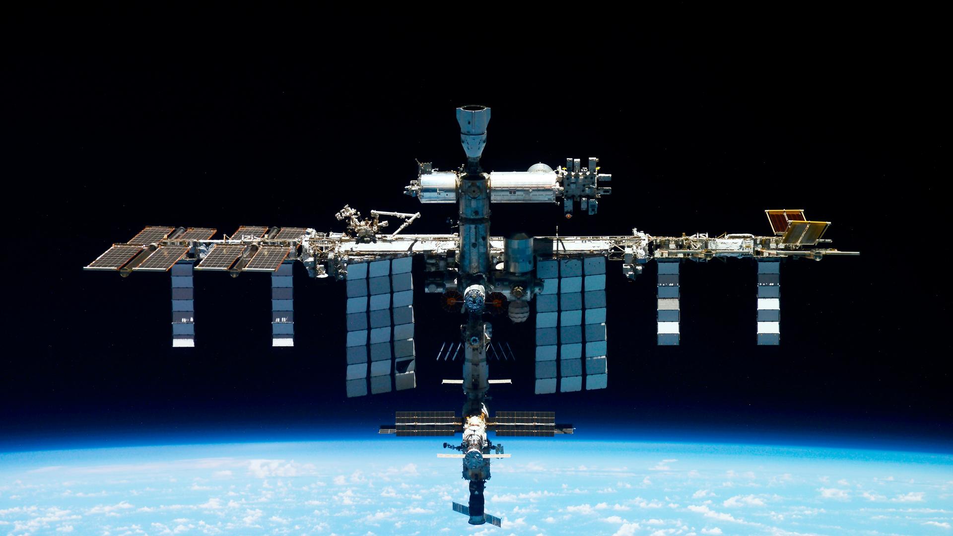 Dieses undatierte Bild von Roscosmos zeigt die Internationale Raumstation ISS. 