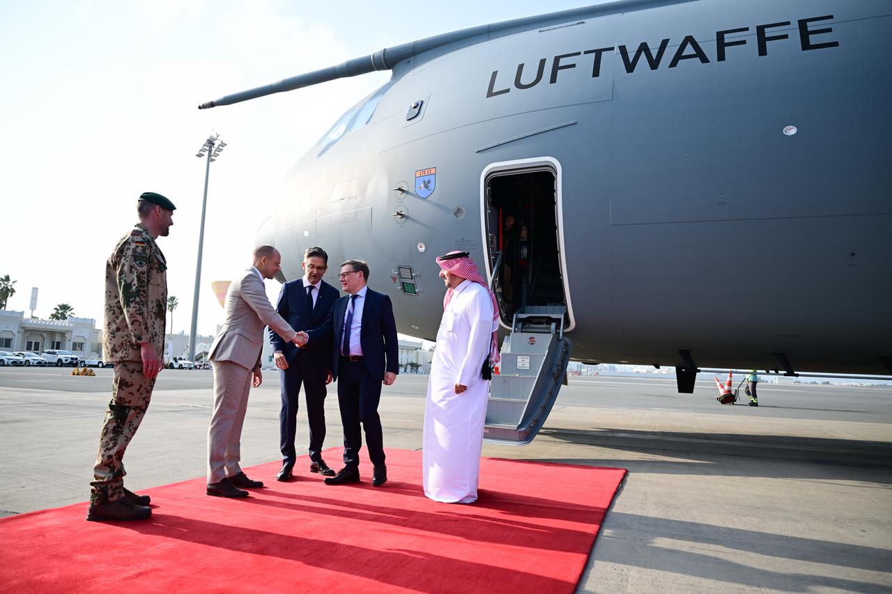 Johann Wadephul (CDU, 2.v.r), Außenminister, steigt am Flughafen Doha aus einem A400M der Luftwaffe aus. Johann Wadephul (CDU, 2.v.r), Außenminister, steigt am Flughafen Doha aus einem A400M der Luftwaffe aus.