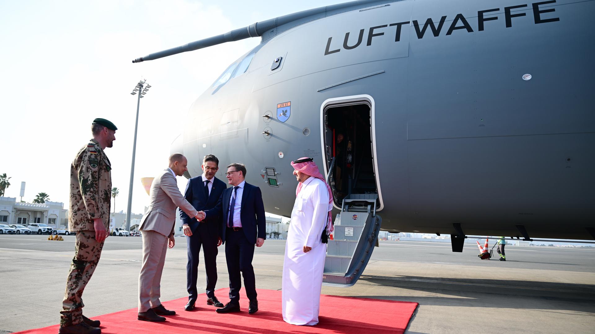 Johann Wadephul (CDU, 2.v.r), Außenminister, steigt am Flughafen Doha aus einem A400M der Luftwaffe aus.