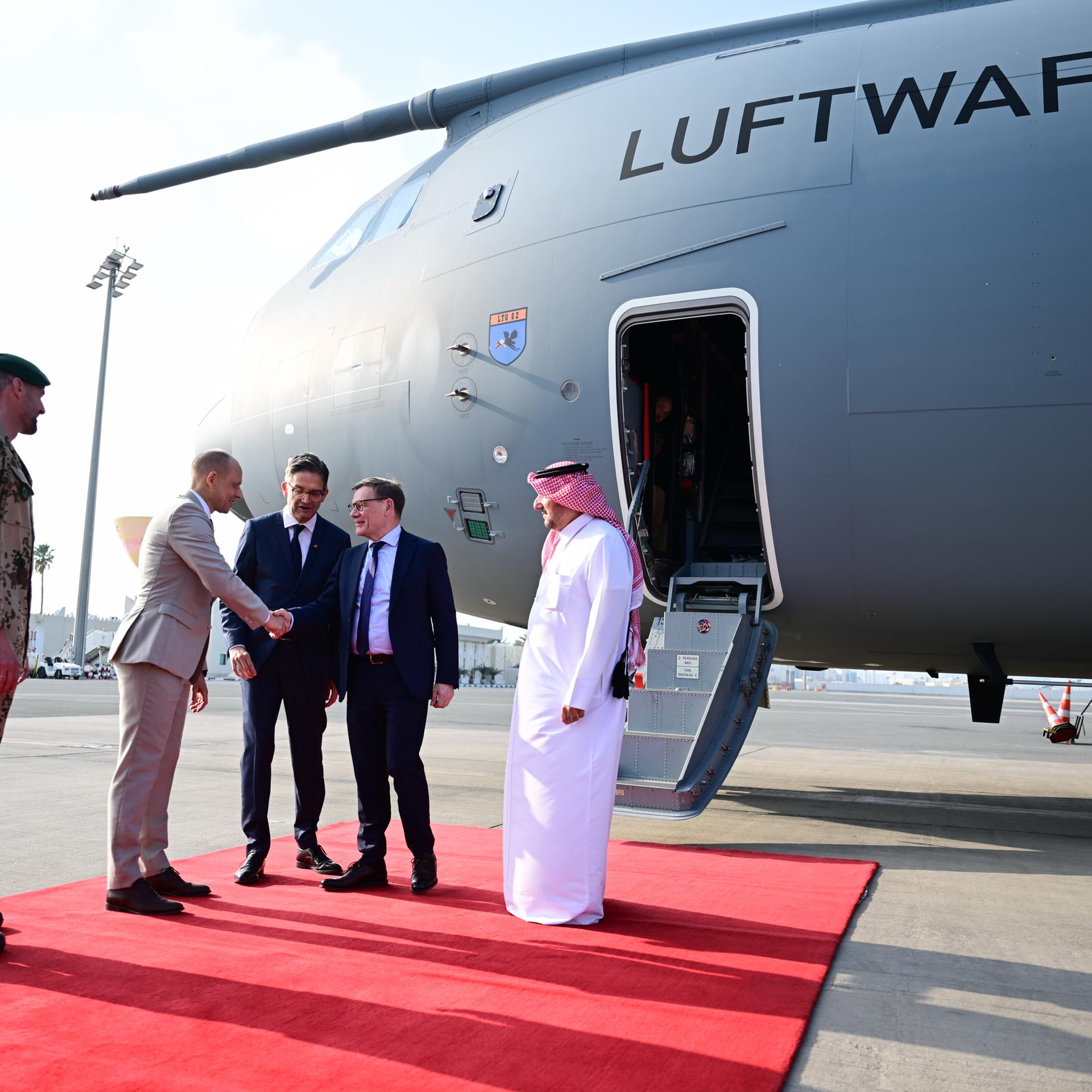 Johann Wadephul (CDU, 2.v.r), Außenminister, steigt am Flughafen Doha aus einem A400M der Luftwaffe aus.
