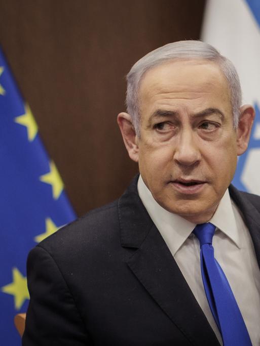 Benjamin Netanjahu, Ministerpäsident des Staates Israel, hinter ihm die Flaggen Israels und der Europäischen Union.