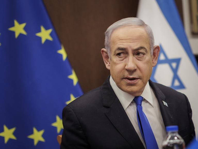 Benjamin Netanjahu, Ministerpäsident des Staates Israel, hinter ihm die Flaggen Israels und der Europäischen Union.