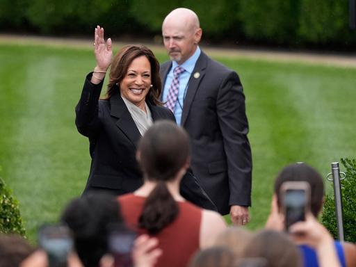 Vize-Präsidentin Kamala Harris winkt einer Menschenmenge im Weißen Haus zu.