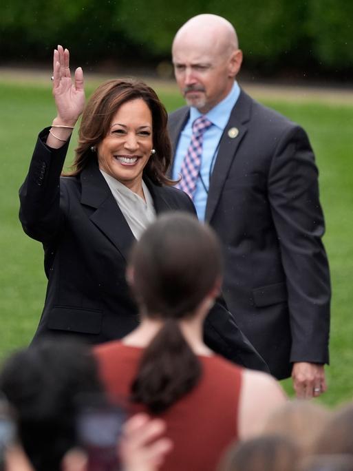 Vize-Präsidentin Kamala Harris winkt einer Menschenmenge im Weißen Haus zu.