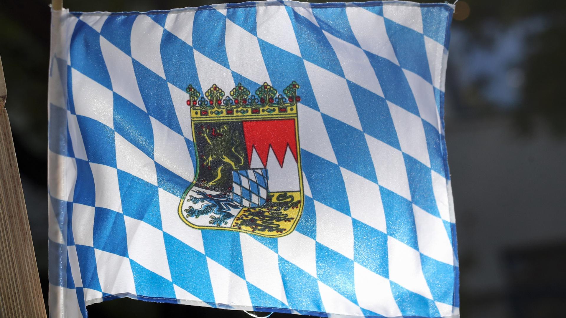 Eine blau-weiße Flagge von Bayern mit Wappen Eine blau-weiße Flagge von Bayern mit Wappen