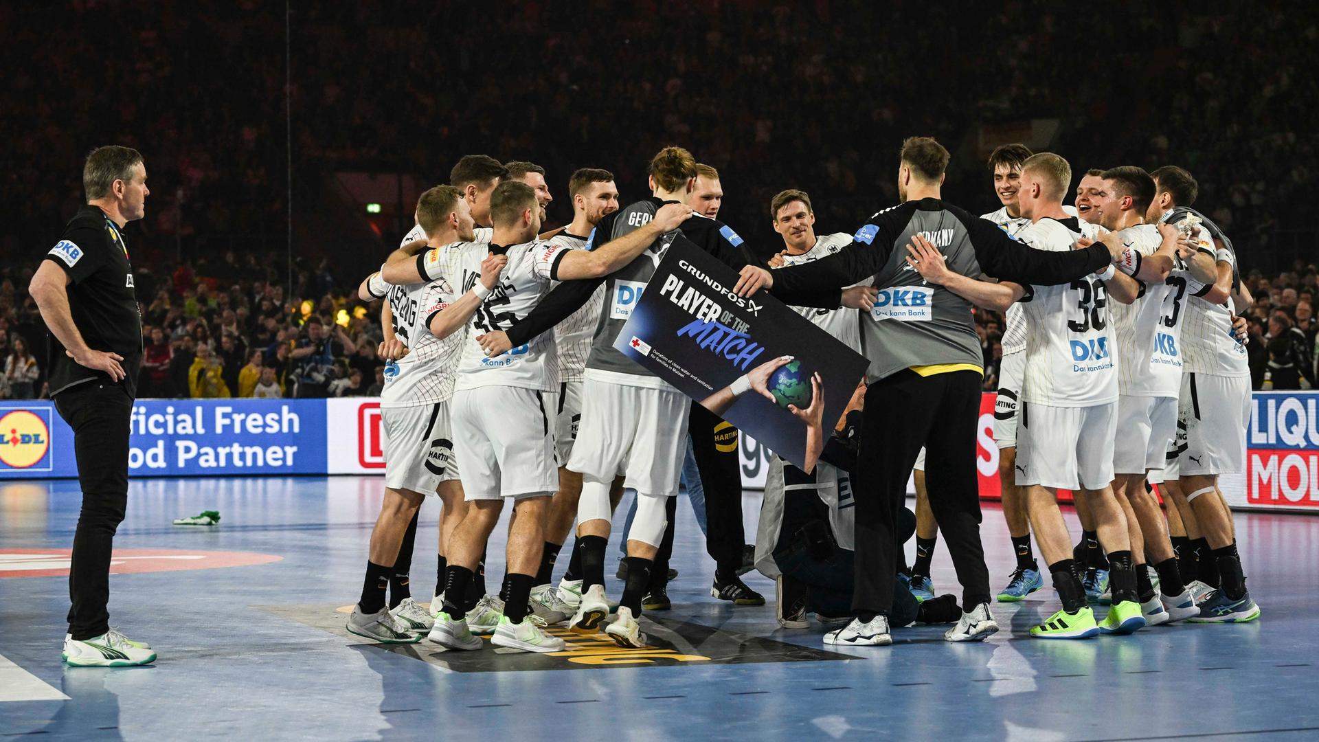 Das DHB-Team feiert vor der Weltrekordkulisse im Düsseldorfer Fußballstadion den Auftaktsieg über die Schweiz bei der Handball-EM im eigenen Land.