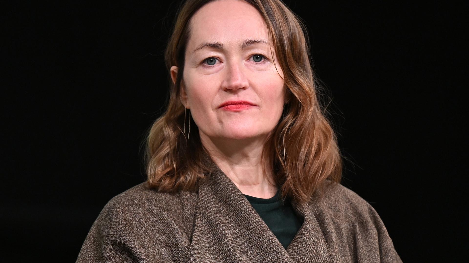 Katerina Poladjan, Autorin des Buches:"„Goldstrand“", sitzt bei der Leipziger Buchmesse auf der Bühne.