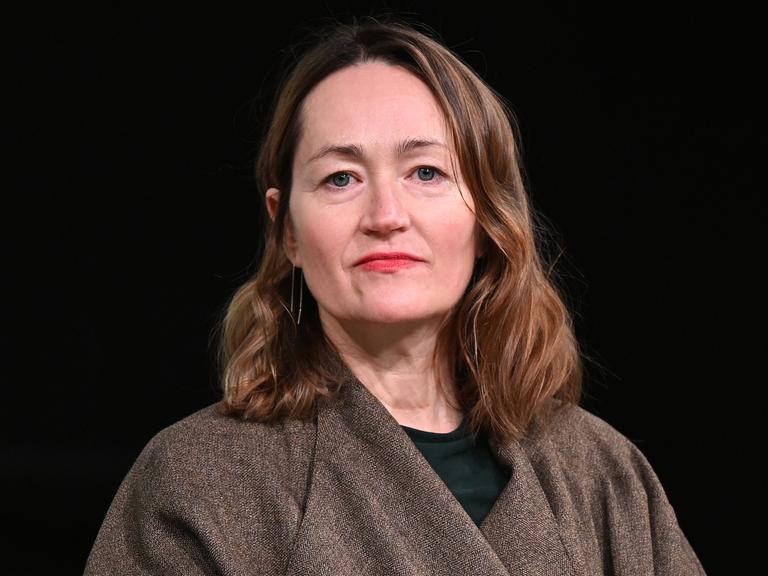 Katerina Poladjan, Autorin des Buches:"„Goldstrand“", sitzt bei der Leipziger Buchmesse auf der Bühne.