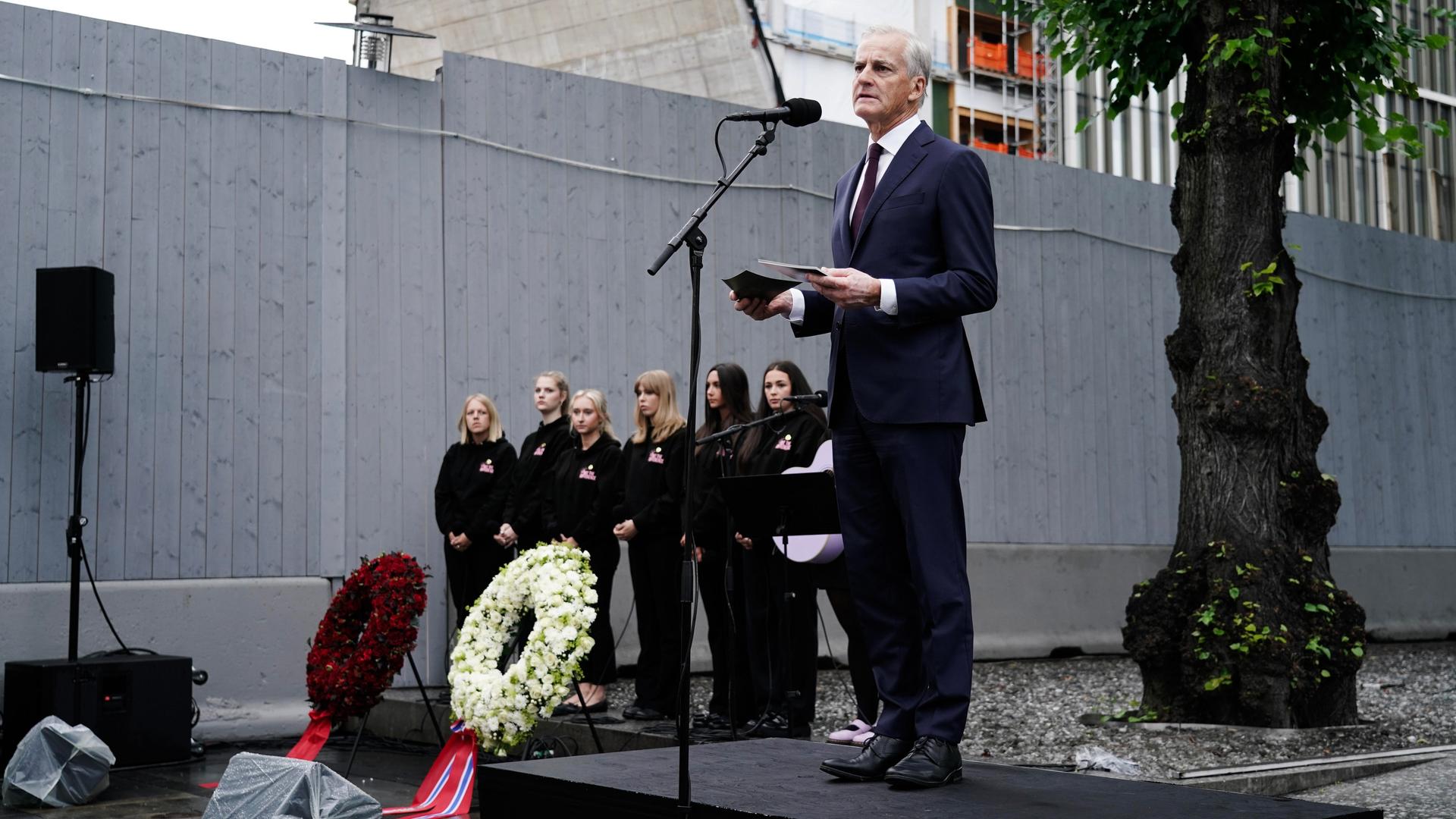 Der norwegische Regierungschef Gahr Store spricht am 13. Jahrestag nach dem Anschlag auf der Insel Utoya in Oslo. 