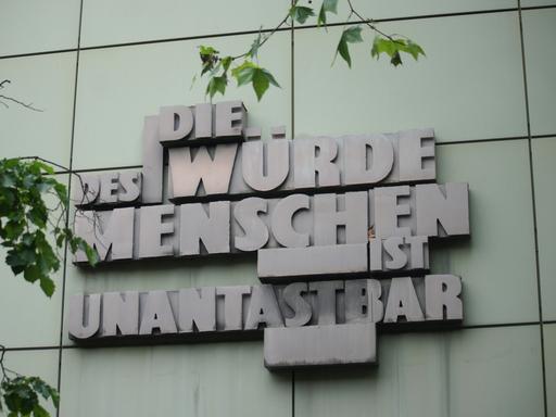 Artikel 1 des Grundgesetzes der Bundesrepublik Deutschland, an einer Wand eines Justizgebäudes in Frankfurt.